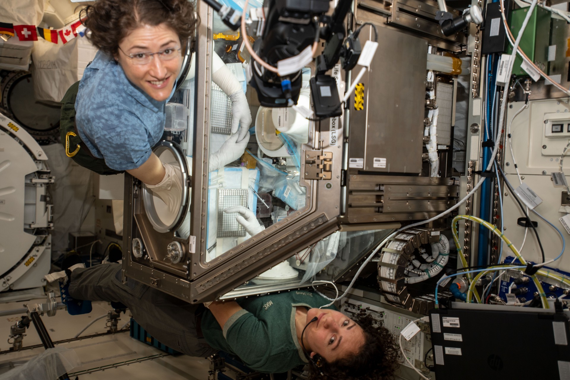 Christina Koch i Jessica Meir podczas misji kosmicznej na ISS