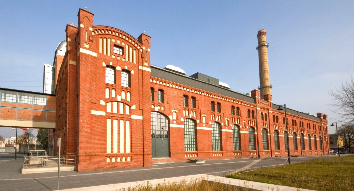 Hala Maszyn mieszcząca się w historycznym ceglanym budynku z 1907 r.